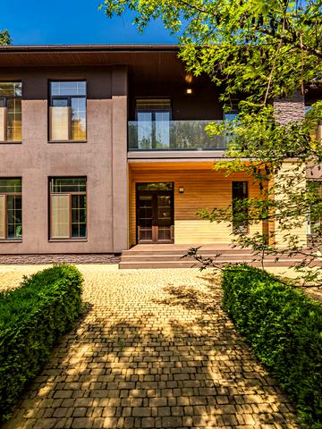 Інститутська вул. (Артема), 10