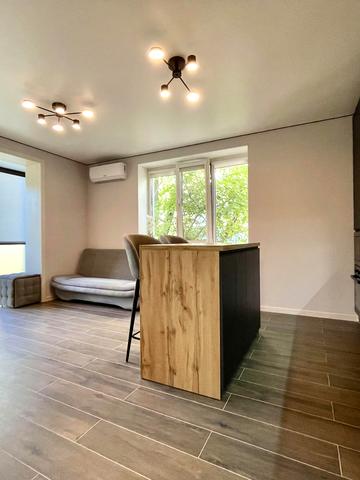 Наскрізний пров., 8-Б