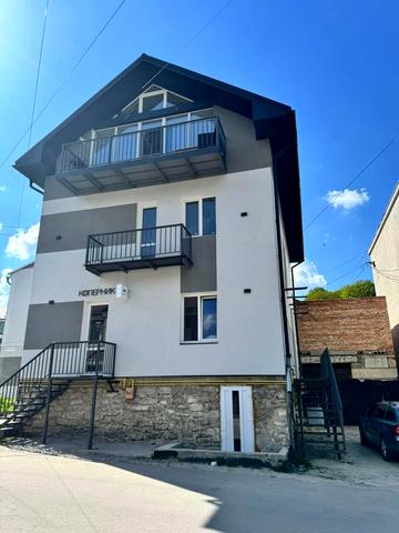 Базарна вул., 8