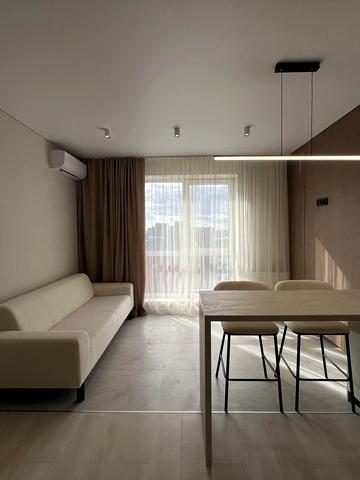 Студентська вул., 24