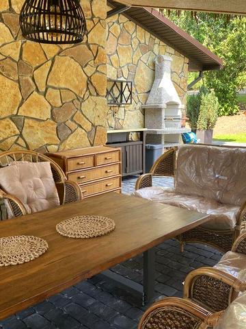 Продається будинок з двома басейнами та зі своїм озером.