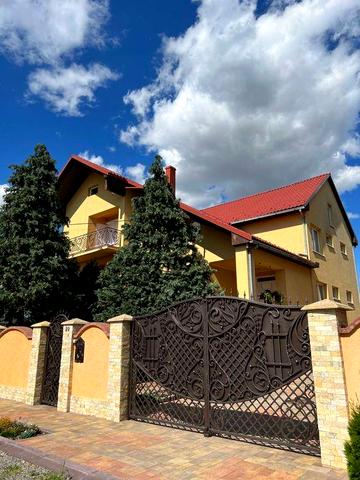 Сімейний будинок з басейном, сауною і садом у тихому місці