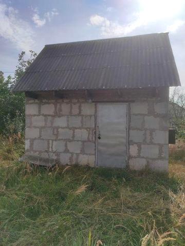 Садовий будинок з садом
