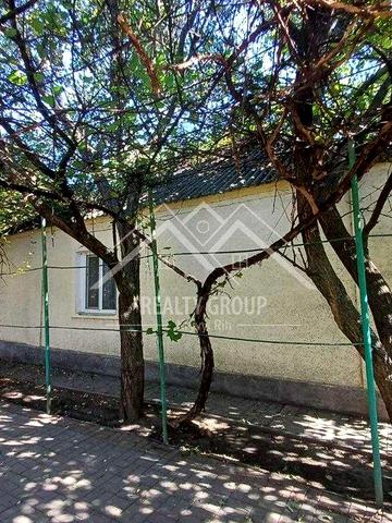 Продаж будинку в м. Апостолове з гаражем , кухня 11,3 зал , 3 спальні.