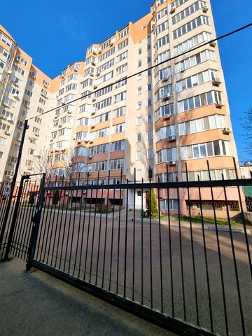 Академіка Корольова вул., 50а