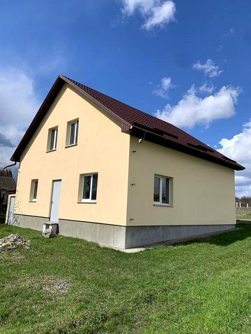 Будинок та земляна ділянка біля Києва