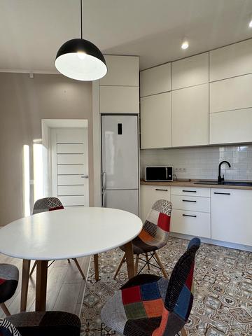 Кримська вул., 8