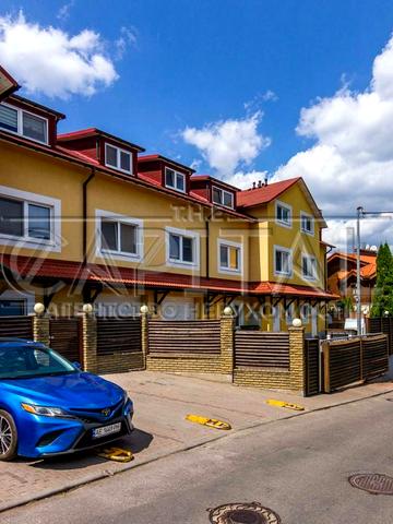 Локомотивна вул., 36