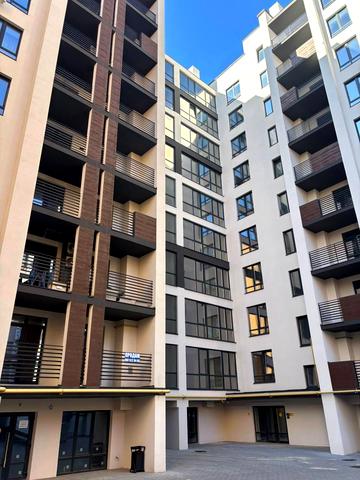 Довженка вул., 4