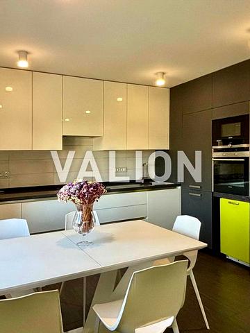 Паризька вул., 5