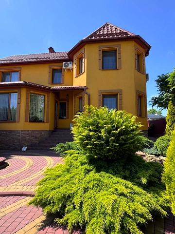 Героїв Крут вул., 2