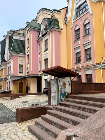 Воздвиженська вул., 18