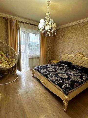 Продається чотирикімнатна квартира у місті Тячів