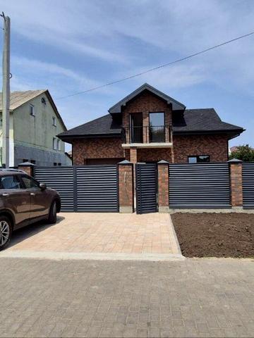 Місячна вул.