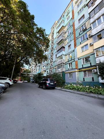 Менахем-Мендл Шнеєрсона вул. (Мініна), 11