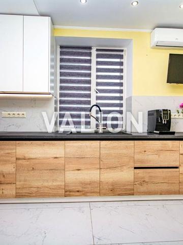 Академіка Лебедєва вул., 1