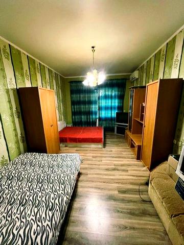 Продается просторная 3-комнатная квартира в «сталинке» на 7 км!