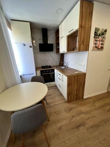 Шнеєрсона вул., 4