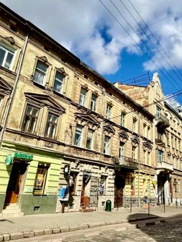 Пантелеймона Куліша вул., 43