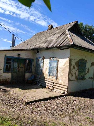 Продається будинок із земельною ділянкою