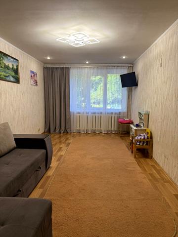 Космонавтів, 55