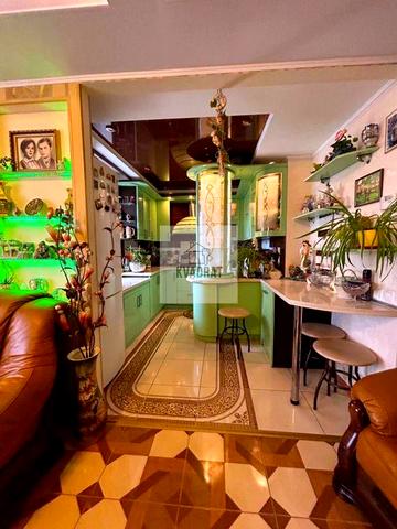 Продам 4-х кімнатну квартиру з ремонтом та меблями в центрі міста