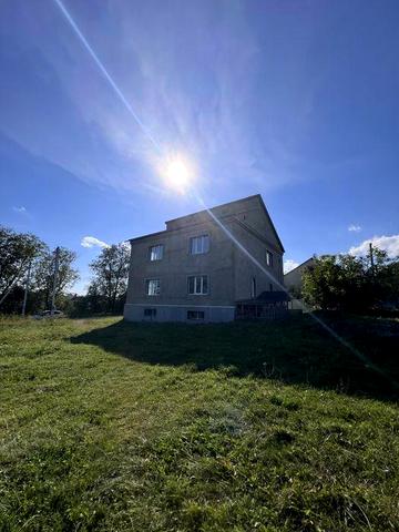 Продається житловий будинок із земельною ділянкою