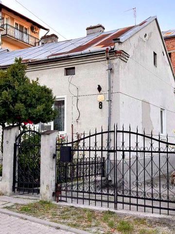 Продаж двох будинків площею більше 435 кв. м на вул. Січнева 8