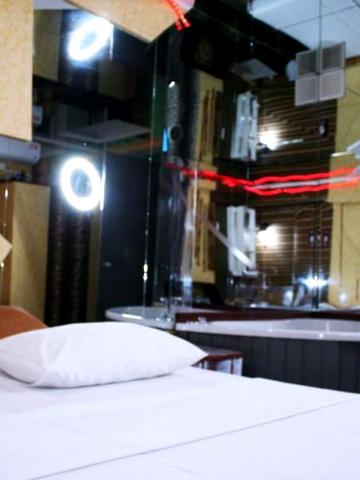 Двухкомнатный номер с джакузи и кинотеатром в укрытии