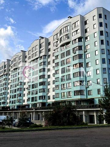 Продається простора квартира в ЖК «Над рікою» на першому поверсі.