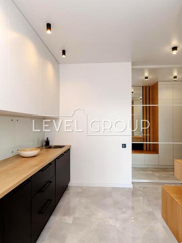 Практична вул., 8