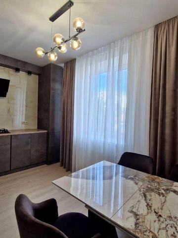 Вячеслава Чорновола вул. (), 40