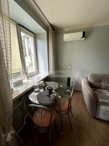 Льва Ландау просп. (50-річчя СРСР), 16