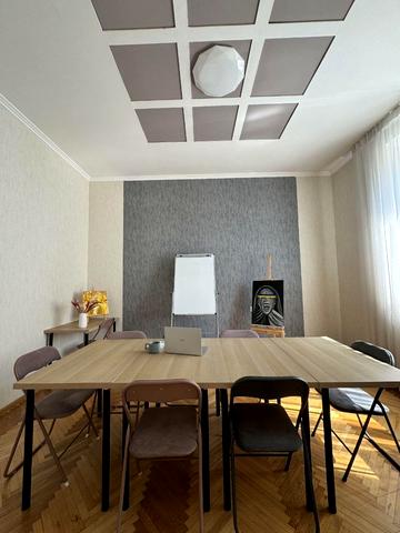 Степана Бандери вул., 8а