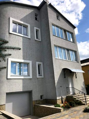 Івана Франка вул., 1