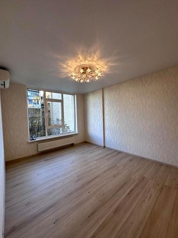 Любомира Гузара просп. (Космонавта Комарова), 15