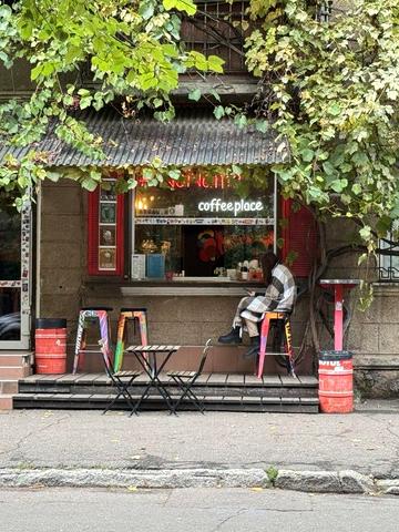 Довженка вул., 8