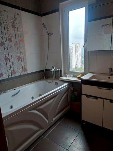 Продам трикімнатну Григоренко 12