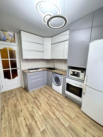 Метробудівників вул., 42