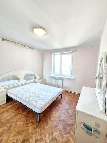 Продам 3к. квартиру. Дніпровська набережна 7. Цегляний будинок,.