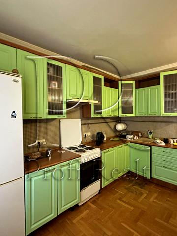 Анни Ахматової вул., 43