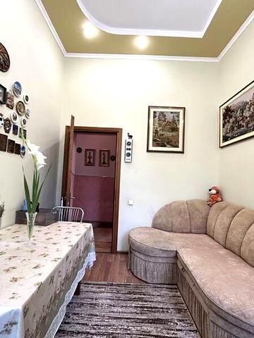 Продаж 4к Квартира Листопадова вулиця