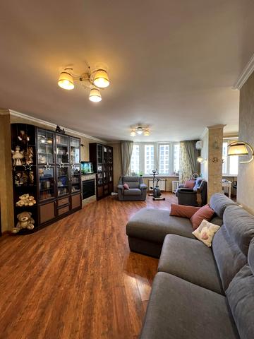 Дніпровська набережна вул., 19