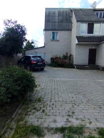 Продаж 2 будинків за ціною одного