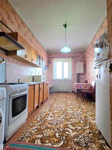 Затишна Велика 3-кім. квартира з косметичним ремонтом.