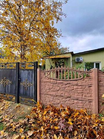 Частина будинку з окремим двором та зі зручностями.Масани.