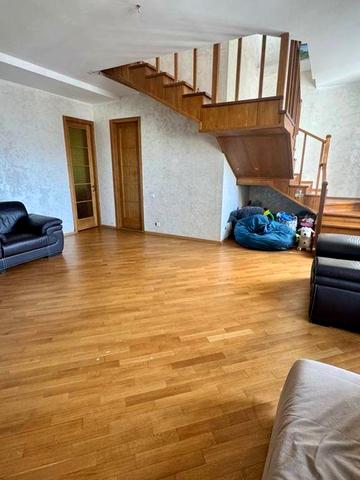 Продам 6 комнатную квартиру в центре