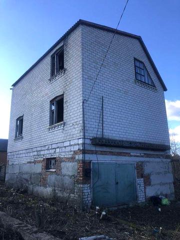 Продаеться 2х поверховий будинок із земельною ділянкою