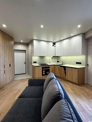 Студентська вул., 18