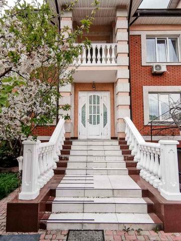 Євгена Плужника вул.